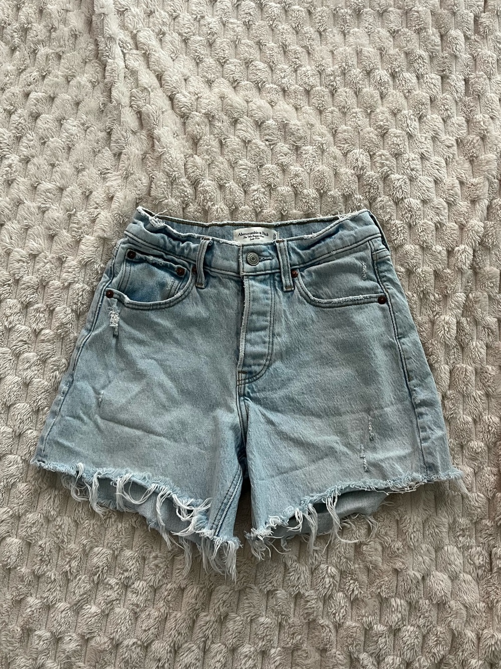 Abercrombie & Fitch “The 90s Baggy Shorts”
Low Rise